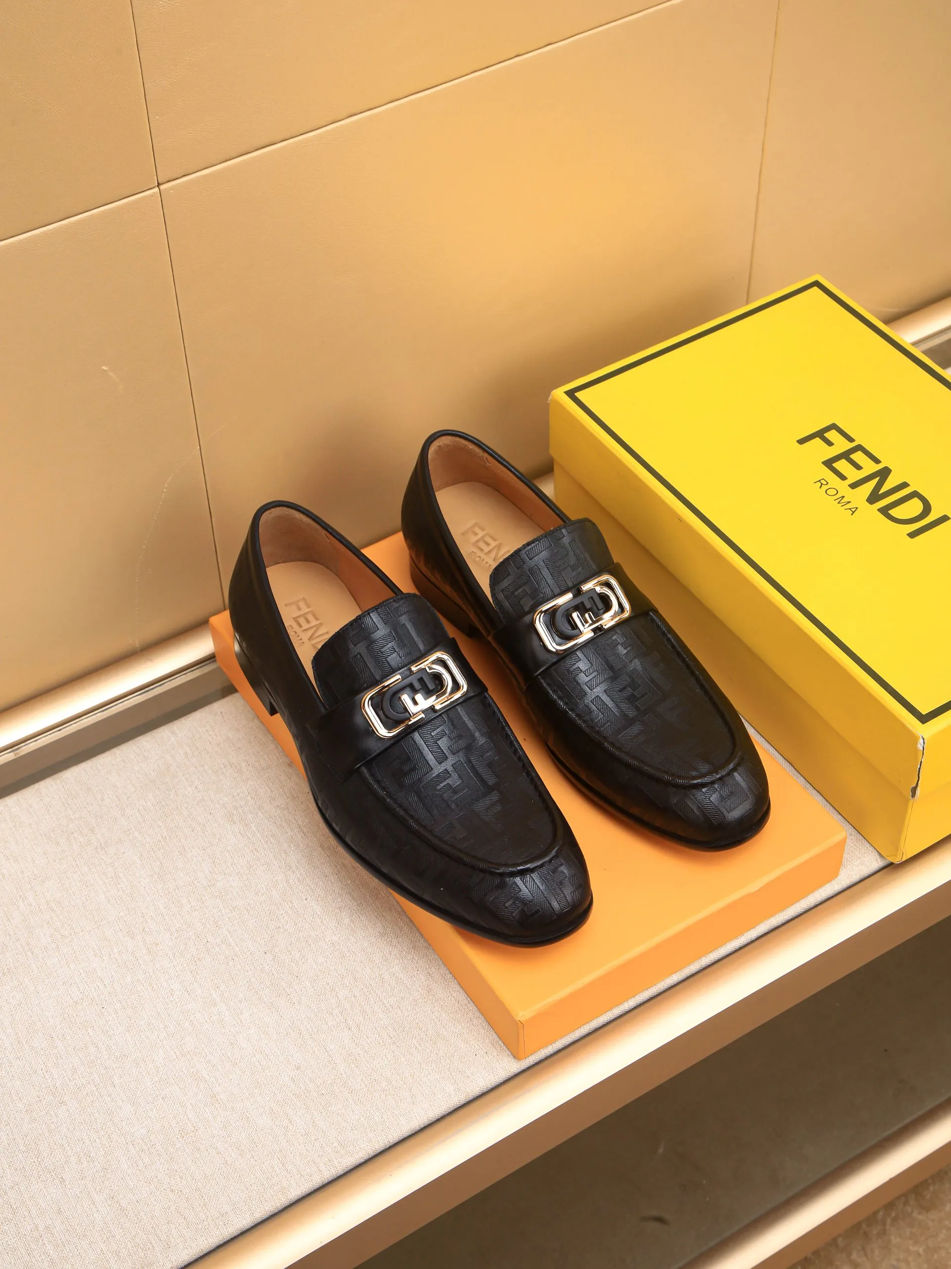 Men's shoes💰460 🕷🕷【FENDI】The latest men's formal leather shoes🇨🇳Classic series not to be missed💯The first layer is made of imported first-layer cowhide☘Original quality, the leather is smooth and delicate🎋Awesome version, perfect streamlined outline🍇🐮Leather lining, code number 39-44...(customized at 38.45.46.47)
